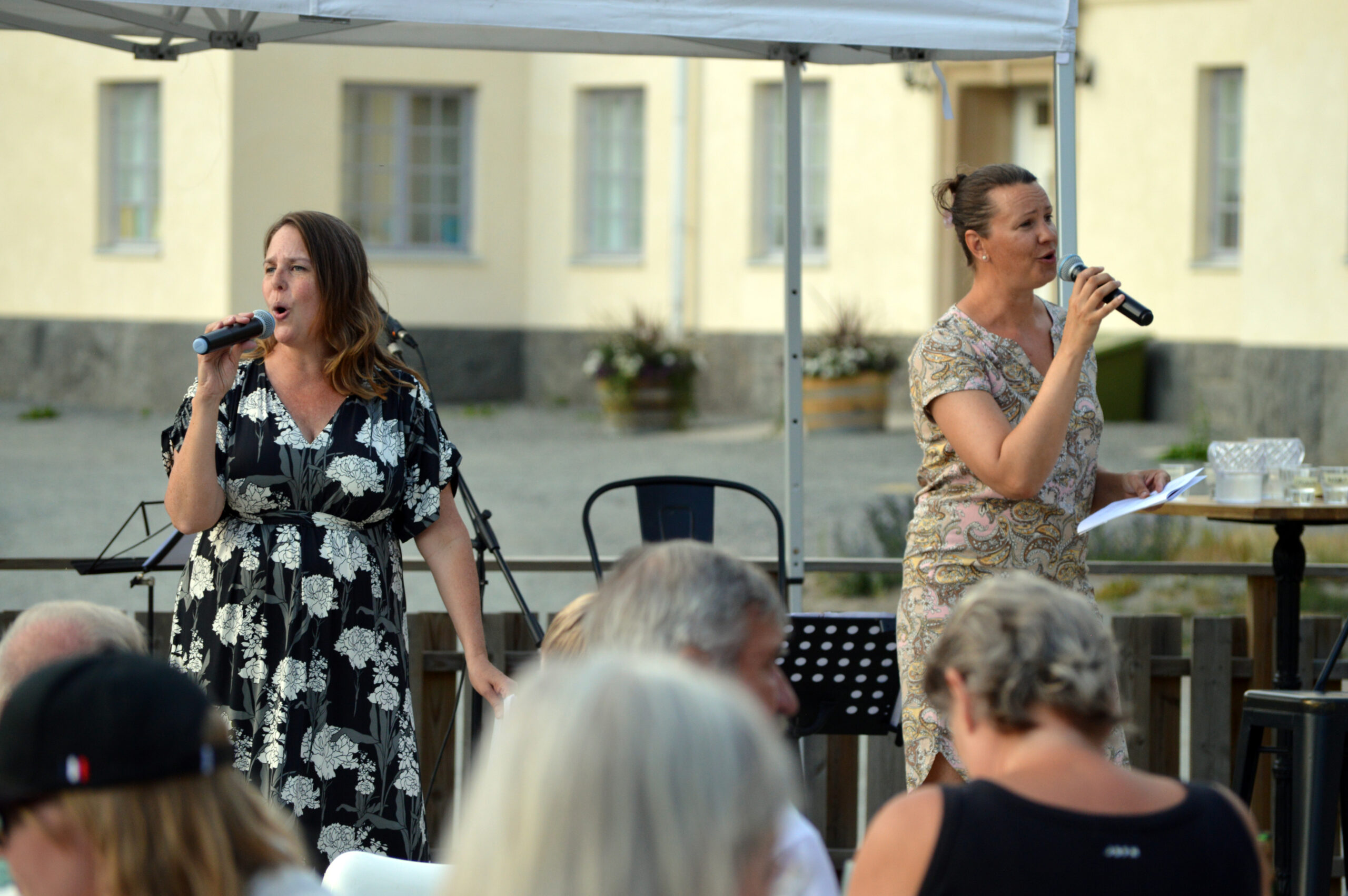 Allsång på Walloxen med Kristina Gissler och Canilla Enskär